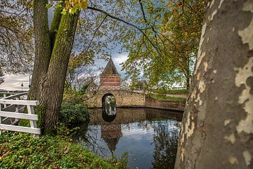 Vue de l'entrée dans le mur d'enceinte d'Enkhuizen près du Vest sur Harrie Muis