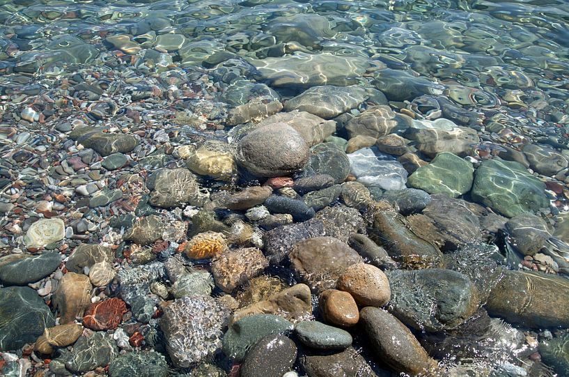 Pierres dans les vagues d'une plage rocheuse par Helga Kuiper