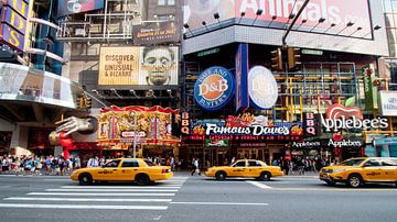 Yellow Cabs, theatre district by Laura Vink