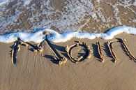 Noord-Duitse groet Moin geschreven in het strandzand aan de Oostzee van MPfoto71 thumbnail