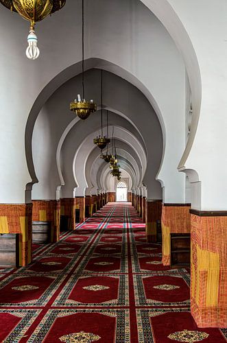 Säulengang in Moschee in Marokko von Dieter Walther