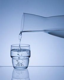 Carafe à eau sous la lumière naturelle sur Lucyna Smulders Photography