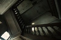 Verlassene Treppe zur Dunkelheit