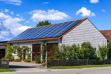 Agrarisch gebouw met fotovoltaïsch systeem op het dak van ManfredFotos