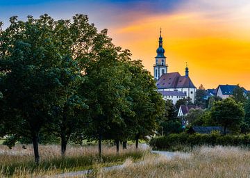 De kerk van Stadtsteinach bij zonsondergang