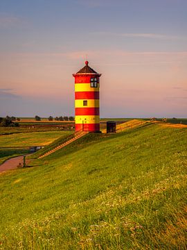 Ein Sommermorgen am Leuchtturm in Pilsum Deutschland von Marga Vroom