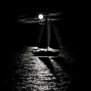 Segelboot bei Nacht