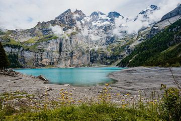De Oeschinensee in Zwitserland, prachtig alpen meer! van Lieke Dekkers