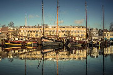 historische zeilboten met  reflectie in haven van Gouda van Mariska Asmus
