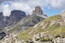 Majestätische Felsformationen ragen eindrucksvoll in den Himmel: Die Drei Zinnen präsentieren sich in perfektem Licht, umgeben von schroffen Gipfeln, alpinen Wegen und karger Hochgebirgslandschaft.