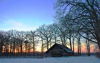 Alte Scheune an einem Winterabend