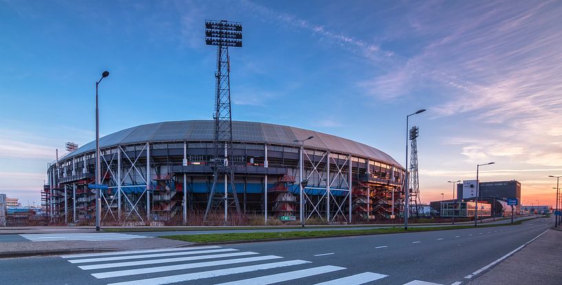 Stadion de Kuip bij zonsopkomst van Ilya Korzelius