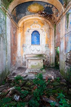 Chapelle abandonnée dans la campagne. sur Roman Robroek - Photos de bâtiments abandonnés