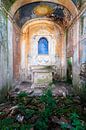 Verlassene Kapelle auf dem Lande. von Roman Robroek – Fotos verlassener Gebäude Miniaturansicht