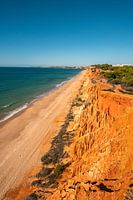 Prachtig lang strand Praia da Falésia in de Algarve, Portugal