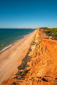schöner langer Strand Praia da Falésia an der Algarve, Portugal