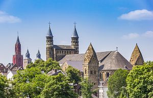 Torens in de skyline van de historische stad Maastricht van Marc Venema