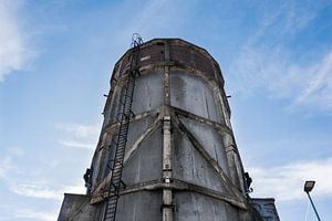 schöner alter industrieller Wasserturm vor einem sommerlich blauen Himmel