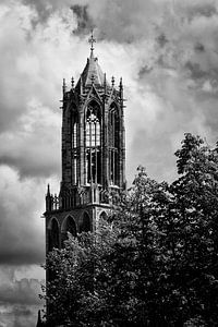 Domtoren Utrecht vanaf de Oudegracht in zwart-wit van André Blom Fotografie Utrecht