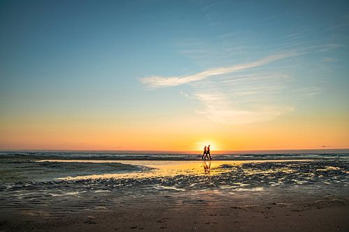 Romantischer Sonnenuntergang am Strand