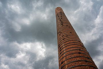 Vue en contre-plongée sur une haute cheminée en brique et en pierre sur Werner Lerooy