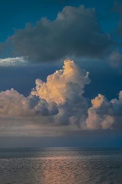 Wolkenlucht boven het Wad nabij Roptazijl in avondkleur van Harrie Muis