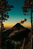 Éruption volcanique au lever du soleil