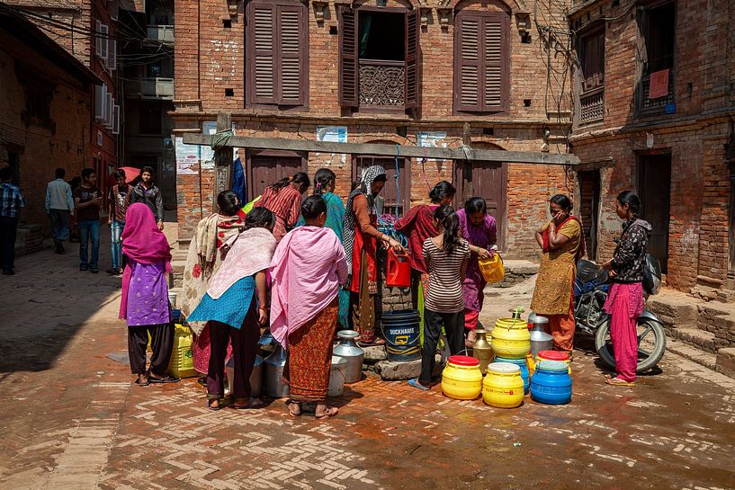 Wasserholen in Bhaktapur Nepal von Roland Brack