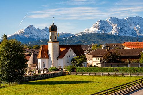 Wallgau kerk van St Jacob met besneeuwde bergen