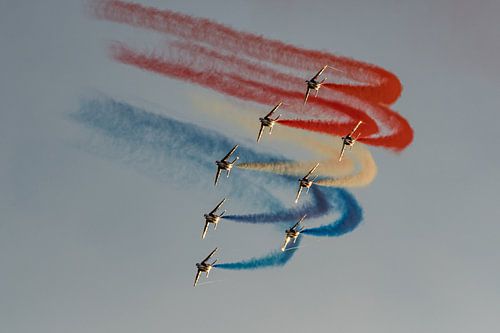 De Patrouille de France in actie vlak voor zonsondergang tijdens een speciaal evenement op de vliegb