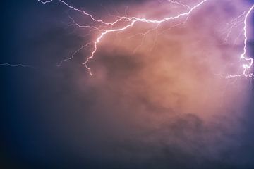 Low-angle beeld van de enge flits in de nachtelijke hemel van Andreas Völkel