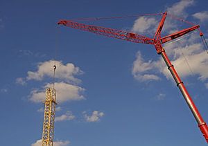 Démontage et montage d'une grue à treillis sur un grand chantier de construction de logements