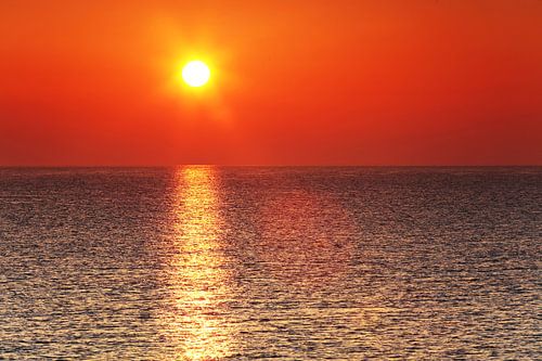 Atmosferische zonsondergang aan zee