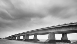 Ketelbrug in Flevoland während eines Wintersturms in schwarz-weiß von Sjoerd van der Wal Fotografie