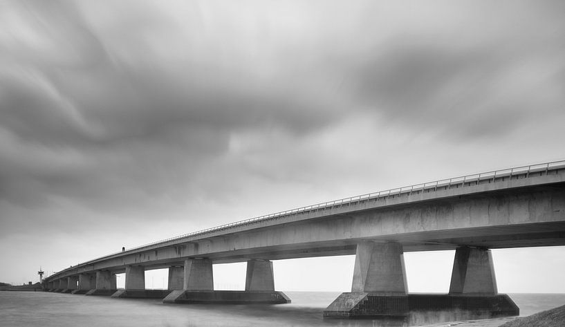 Ketelbrug in Flevoland tijdens een winterstorm in zwart-wit van Sjoerd van der Wal Fotografie