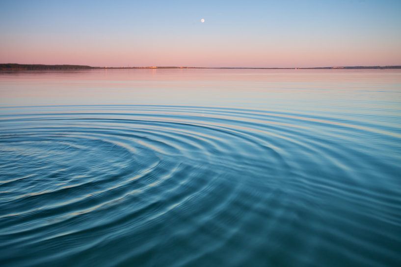 Der türkisfarbene See in der Morgendämmerung.kleine symmetrische Wellen von blauer und türkiser Seeo von Michael Semenov