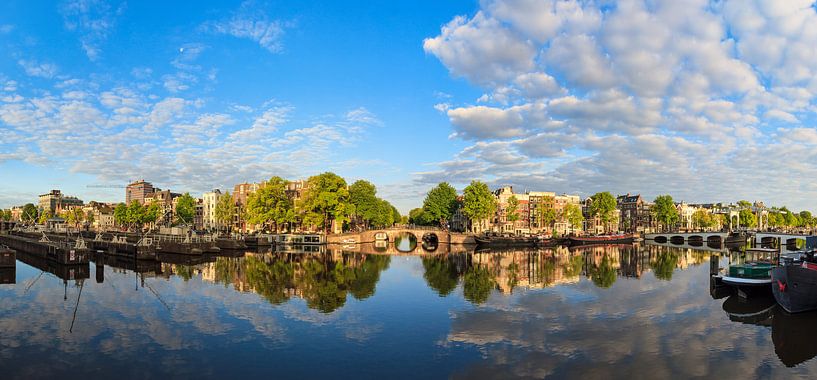 Amstel rivier Amsterdam reflectie by Dennis van de Water