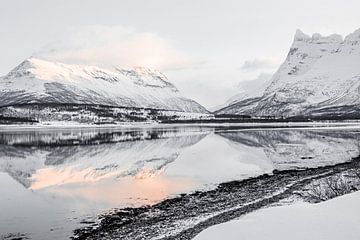 Reflectie Op Het Water  In Noors Lapland van Henrike Schenk