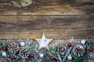 Advent en Kerstmis vakantie houten achtergrond met winterse decoratie, dennenappels van Alex Winter