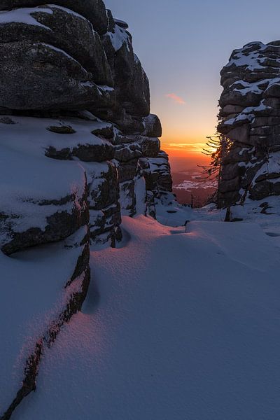 Between the rocks by Denis Feiner