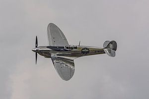 Supermarine Spitfire Mk.IXc (G-IRTY) aus blankem Metall.
