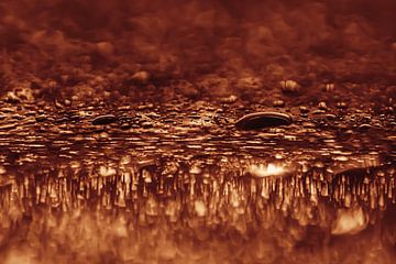 Abstrakte Fotografie: Wassertropfen spiegeln sich in der Leere von Marjolijn van den Berg