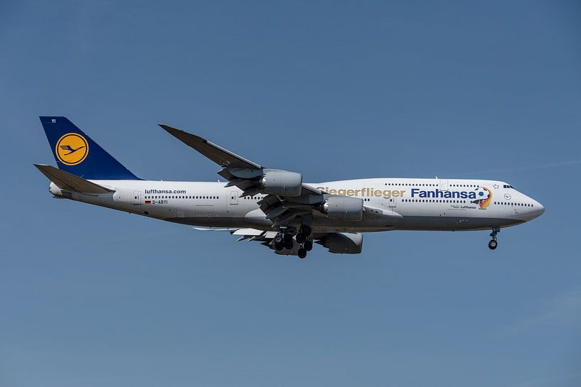 Der Fanhansa Siegerflieger Boeing 747-8 von Lufthansa! von Jaap van den Berg