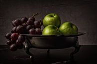 Stilleben von drei Äpfeln mit Trauben von Henri van Avezaath Miniaturansicht