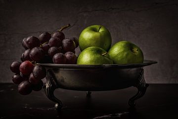 Stilleben von drei Äpfeln mit Trauben
