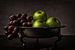 Stilleven van drie appels met druiven van Henri van Avezaath