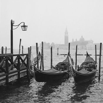 Gondeln im nebligen Venedig