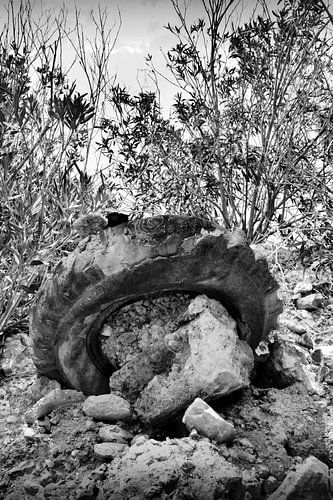 Autoband in verval in zwartwit