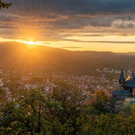 L'heure dorée du Harz : le château de Wernigerode et le Brocken dans la lumière du soir sur Christian Möller Jork