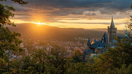 L'heure dorée du Harz : le château de Wernigerode et le Brocken dans la lumière du soir sur Christian Möller Jork